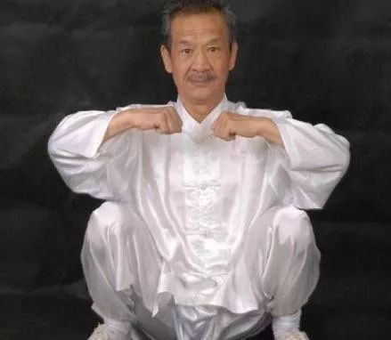 蹲一蹲对身体有好处,做起蹲动作对人体好处