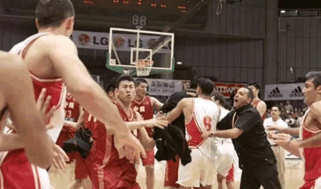 江湖从此无飞刀，八一再无李团长，中国男篮却多了一位将帅。