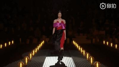 韩国最受争议的超模来了,谁说平胸不性感?