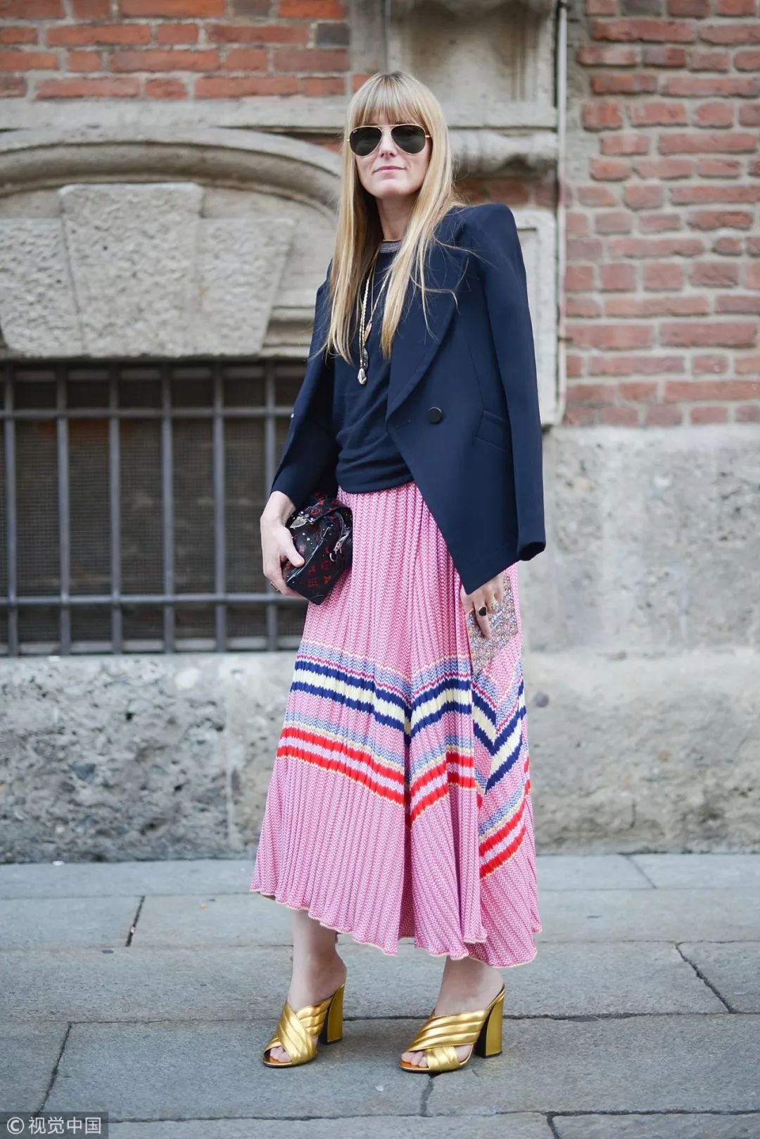 长百褶裙配黑色西装,百褶裙配西装领马甲