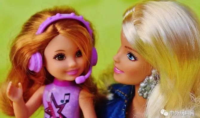 这个玩具制造商，要向60岁的芭比娃娃发起挑战