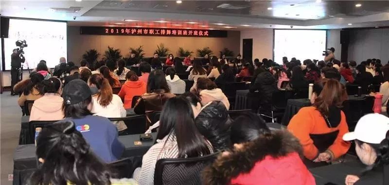 *会两**声音:建议教师待遇不应低于公务员|新闻早资讯