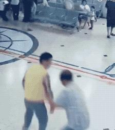 监控拍下令人惊恐的视频,监控拍下医院惊恐一幕