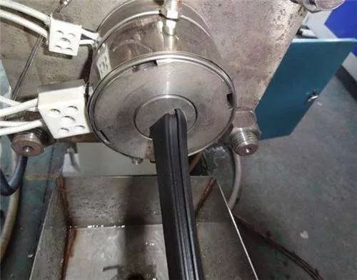 电缆表面出油的危害,电缆冒油什么原因