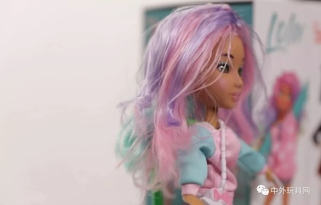 这个玩具制造商，要向60岁的芭比娃娃发起挑战