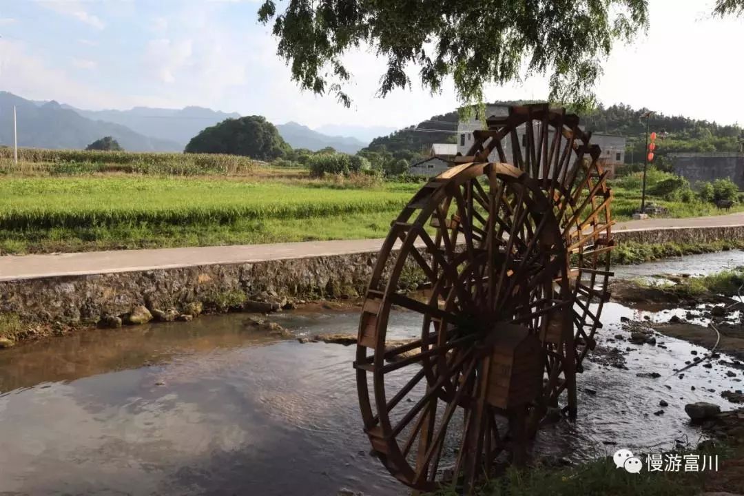徽派古村梯田花海,徽派建筑油菜花田