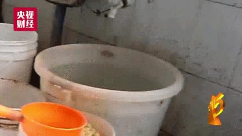 发现男友与前任联系，女子连吃5大包辣条，结果……