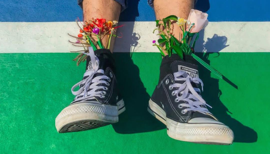 不要跟穿白衣服的人独处,不要跟穿白裤子的人在一起