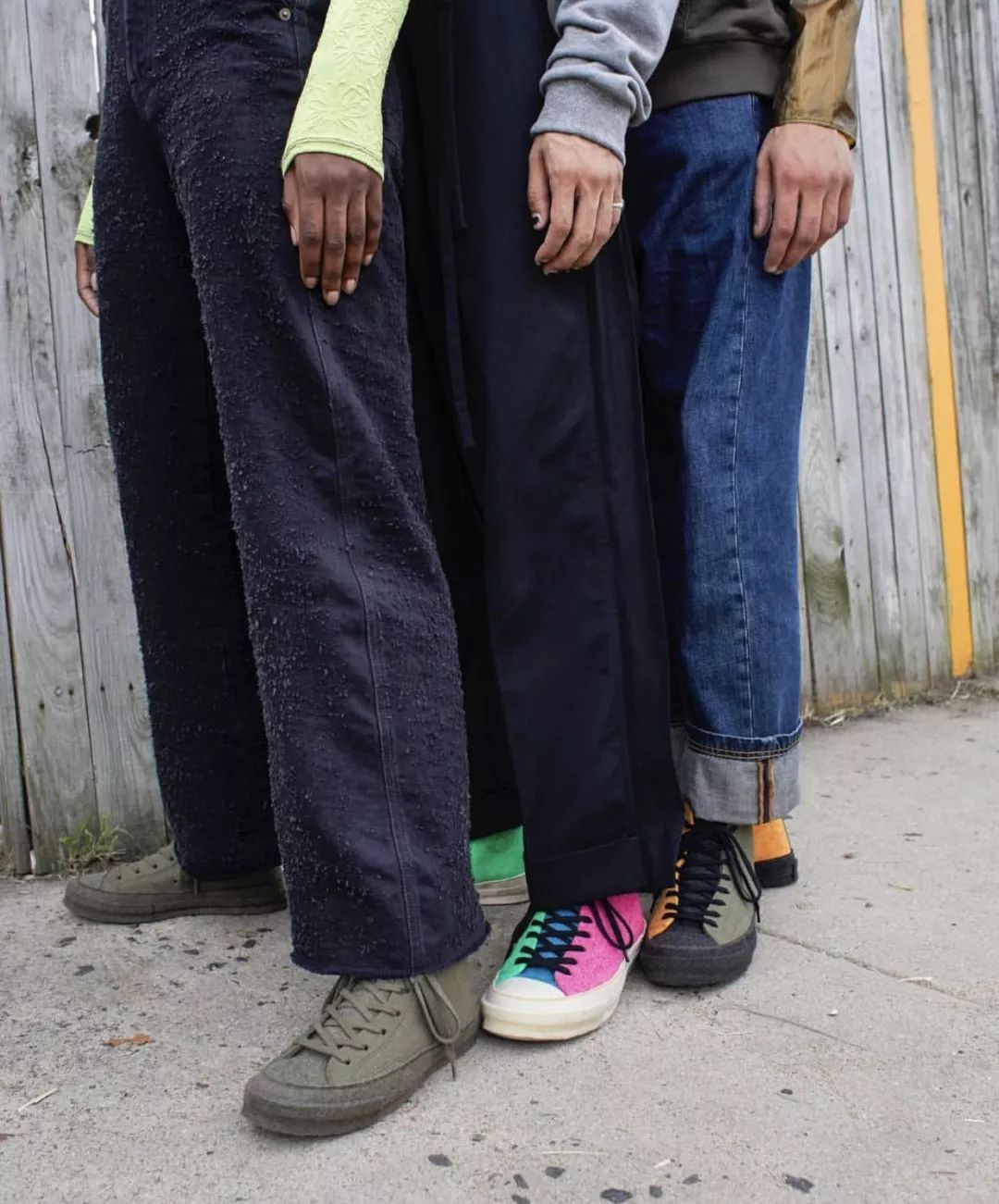 不要跟穿白衣服的人独处,不要跟穿白裤子的人在一起