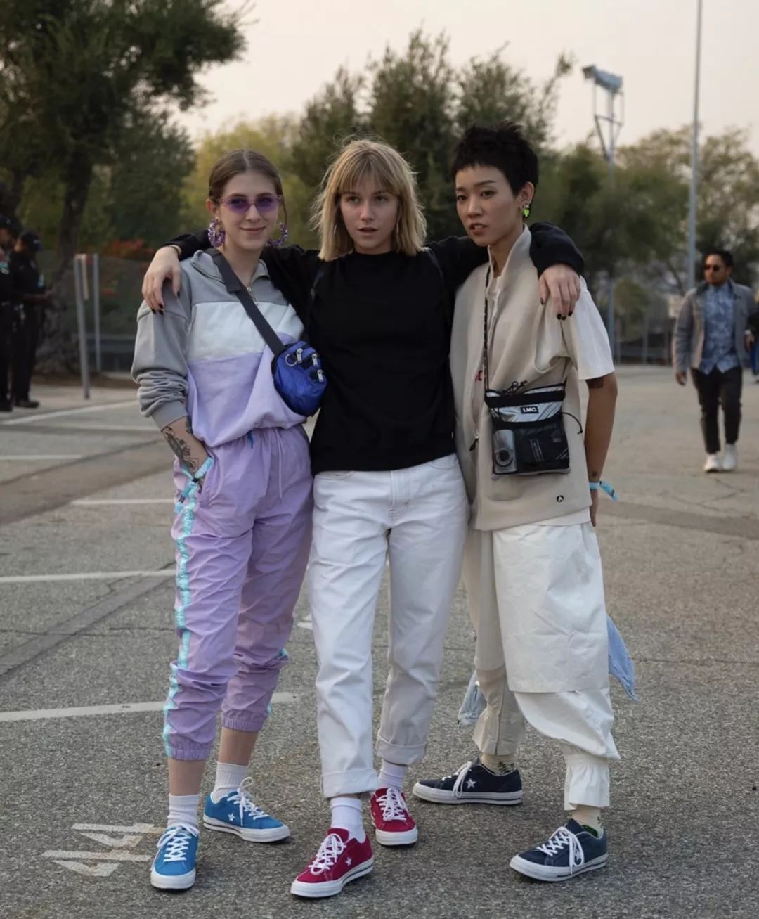 不要跟穿白裤子的人在一起,不要跟穿白色裤子的人交往