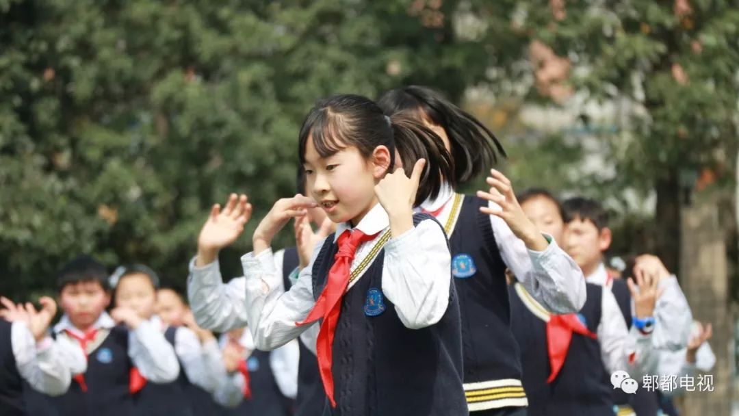 致敬祖国快闪的视频,最感人成都快闪我和我的祖国