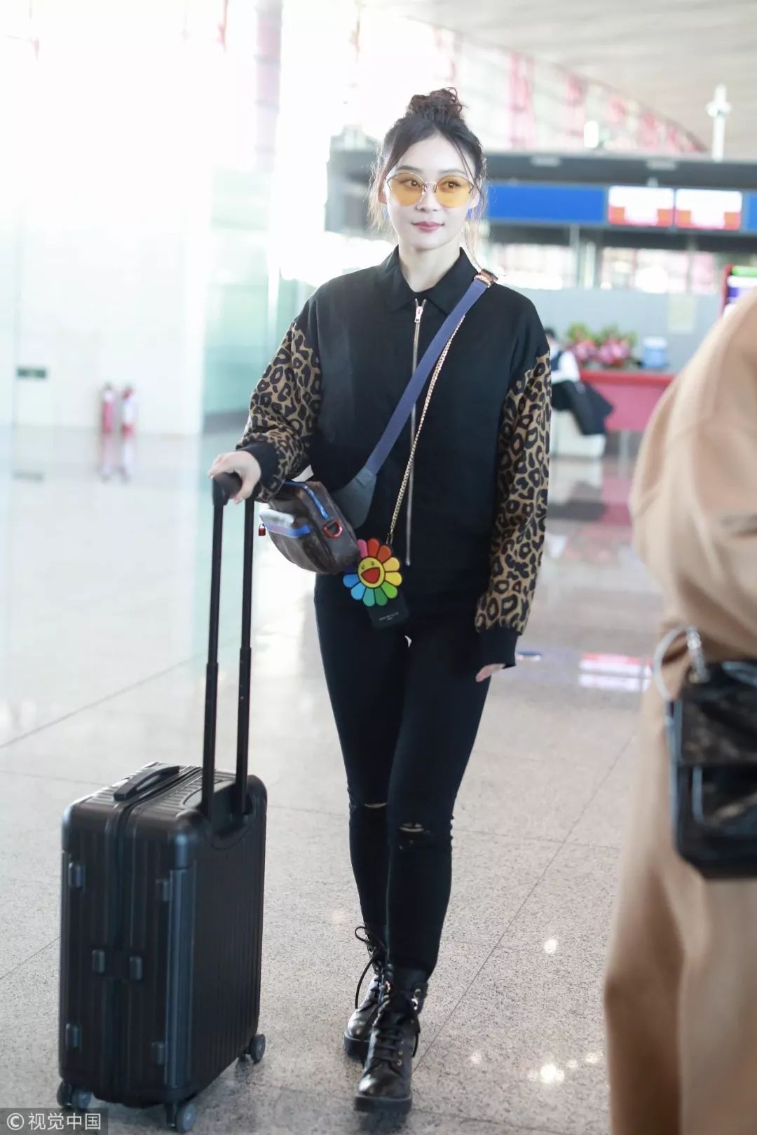 机场街拍谁赢?懂旧衣新穿的才是时髦精