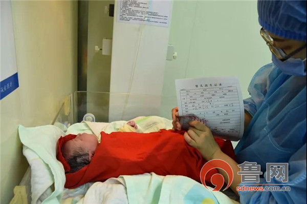 产妇突发羊水栓塞危急时刻,产妇脐带脱垂紧急抢救演练