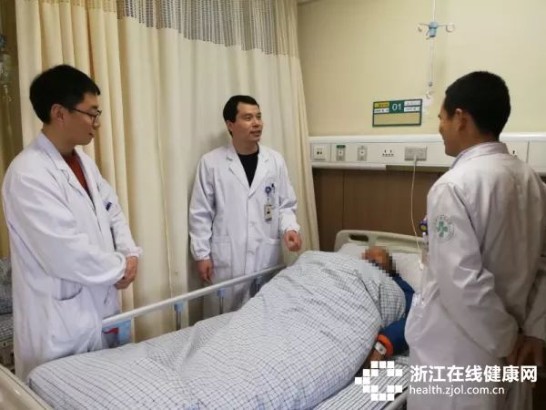 22岁小伙突然腹痛难忍,小伙左睾丸痛