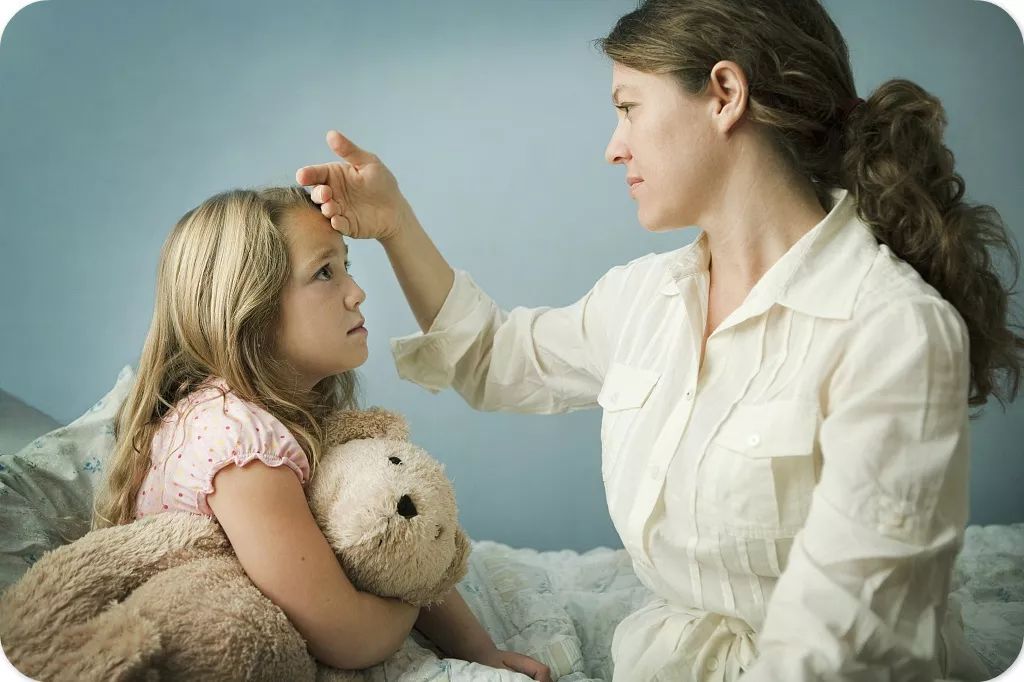 新生儿宝宝发烧怎么办,发烧应该喝热水还是冷水