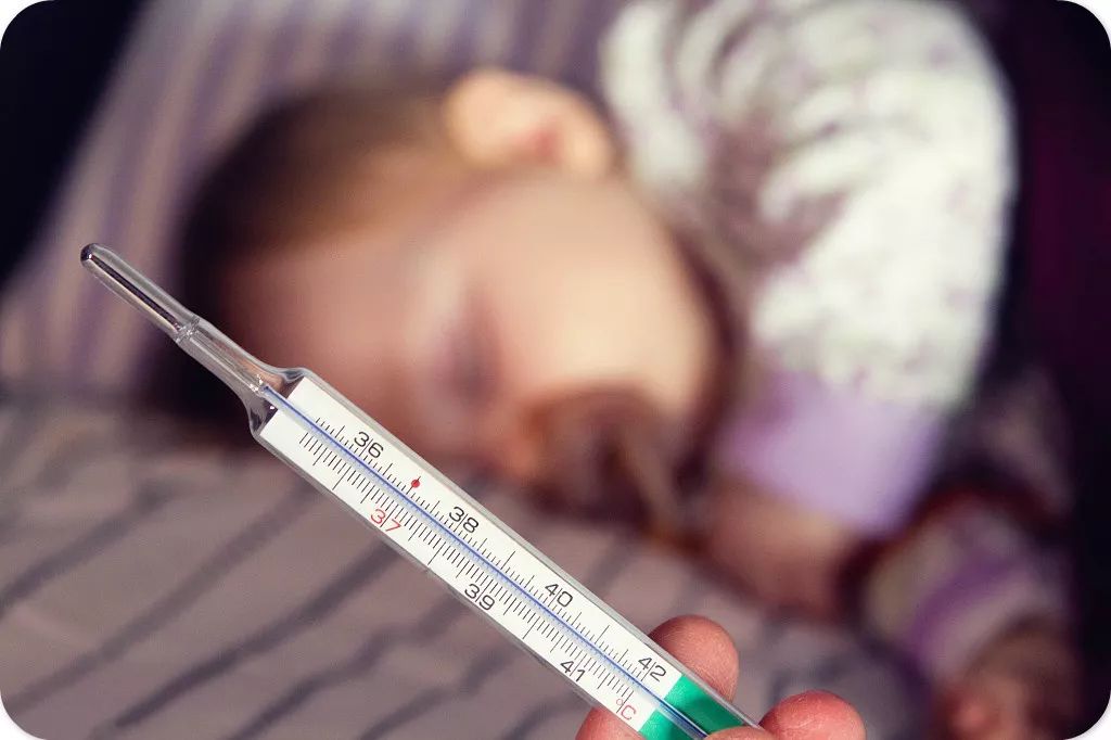 新生儿宝宝发烧怎么办,发烧应该喝热水还是冷水