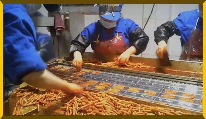 发现男友与前任联系，女子连吃5大包辣条，结果……