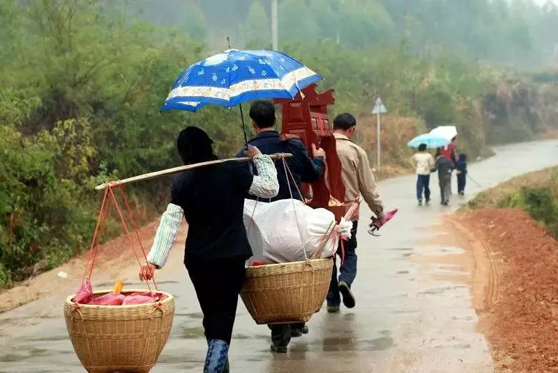 扫墓别拍肩膀,清明扫墓可以拍墓吗