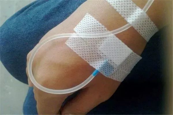 扫墓别拍肩膀,扫墓不要在别人墓前乱讲话