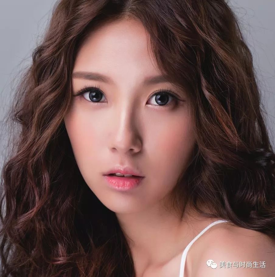 温柔又元气的杏粉色妆容,粉色系光泽感妆容