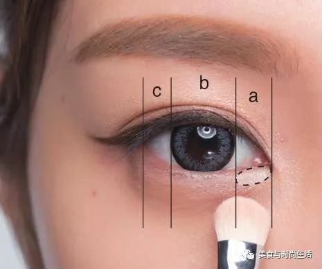 温柔又元气的杏粉色妆容,粉色系光泽感妆容