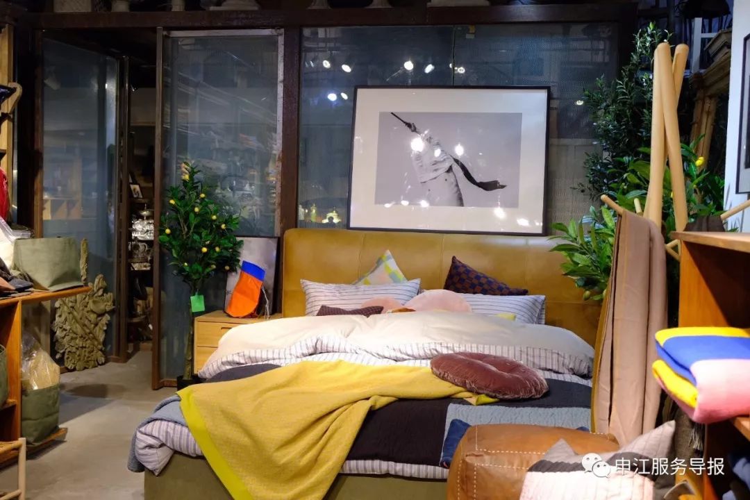 非常隐蔽的秘密基地藏在地板下,神秘的仓库到底隐藏着什么秘密