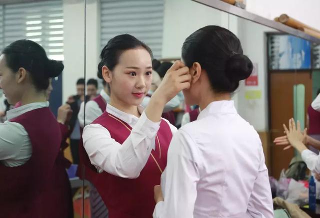 南航最漂亮十大空姐制服,南航的空姐制服特别像服务员