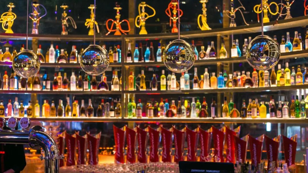 4折从四川吃到广东！我左手拿麦，右手啤酒，在这个“千面餐厅”里嗨到凌晨？