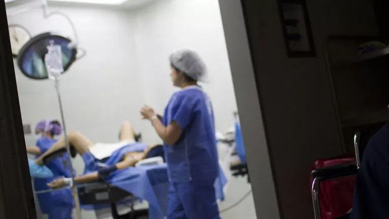 可怕！美国医院藏摄像头，上千名女性被拍下分娩、流产过程