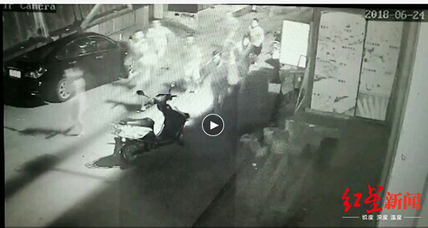 男子遭20多人围殴,男子遭围殴捅伤5人后续