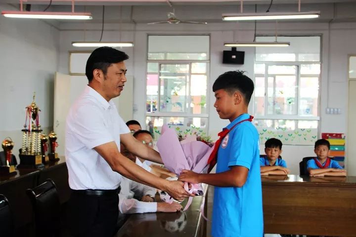 看着校园里熟悉的一切感慨万千,看到校园美好的景象