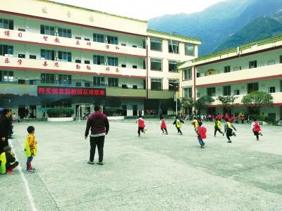 背篼当球门塑料瓶当足球这群山里娃梦想当C罗