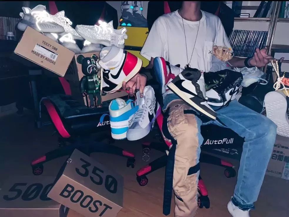 看别人穿名牌心理自卑,看别人穿的鞋多贵