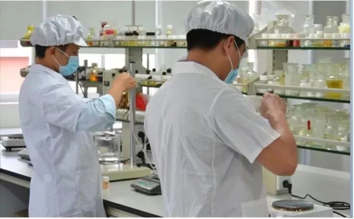 拨黑头工具草莓鼻,去黑头神器真的能吸出黑头