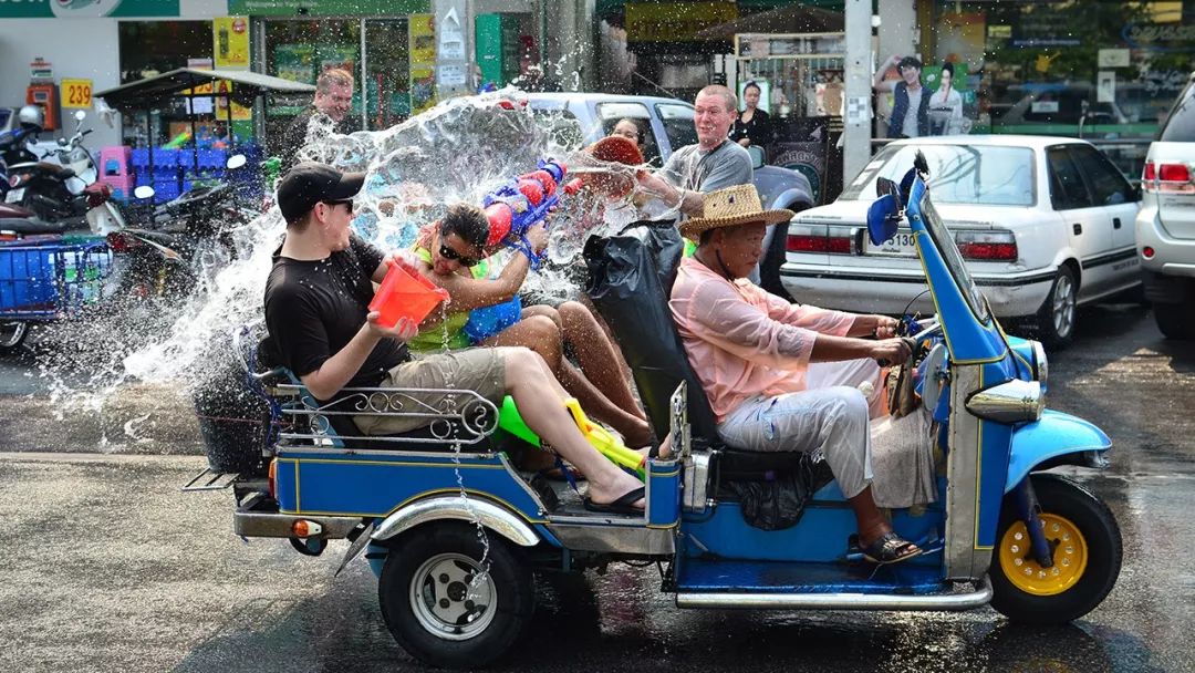 泼水节狂欢泰国,19年清迈泼水节真的太爽了