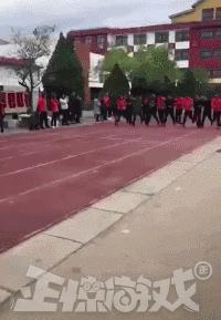 正经GIF囧图:女人不要和男人比骚,地铁上的泳装让人把持不住