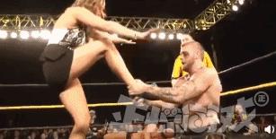 正经GIF囧图:女人不要和男人比骚,地铁上的泳装让人把持不住