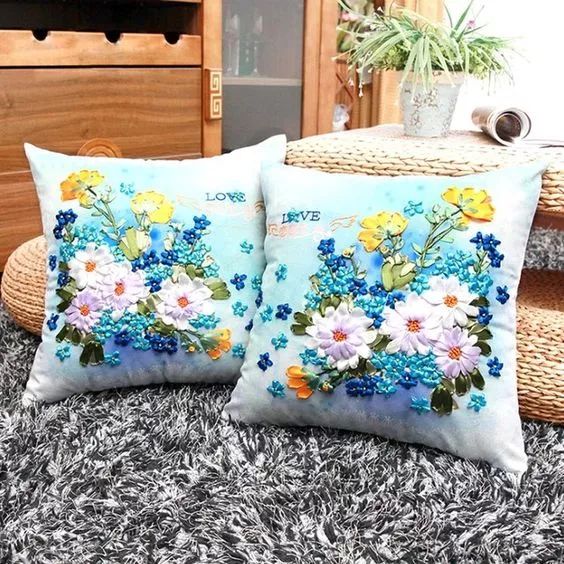 抱枕买个纯色的就够，这样缝几针，要多美有多美！