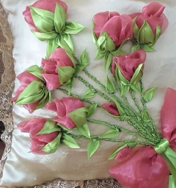 抱枕买个纯色的就够，这样缝几针，要多美有多美！