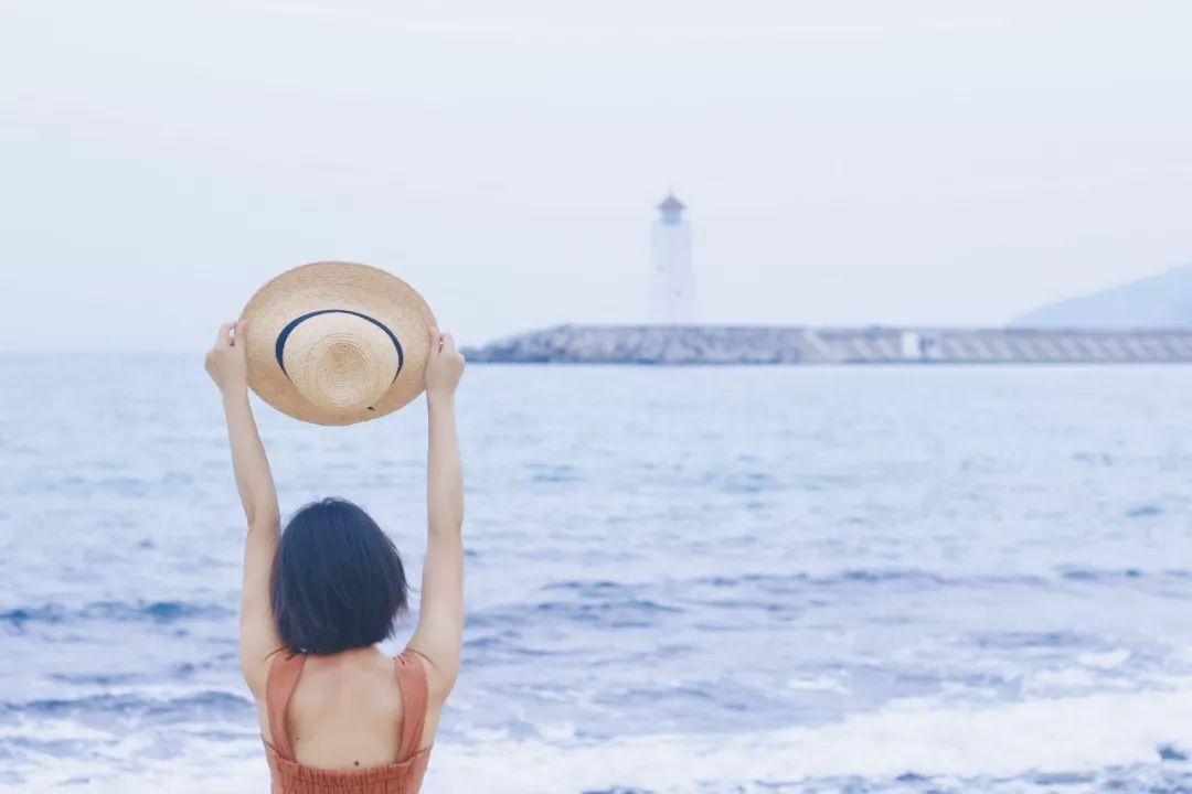 1200㎡透明泳池小红书点赞100w+,这家黄金海岸边的酒店才是海岛季首选