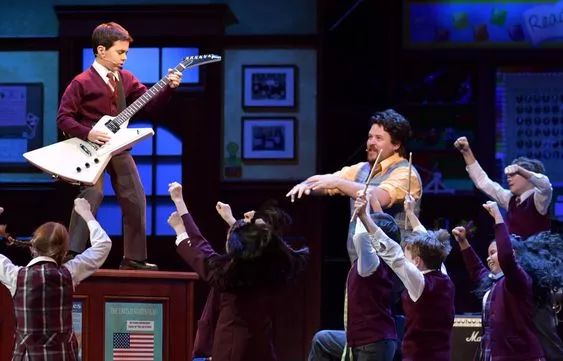 百老汇是舞台剧还是音乐剧,百老汇摇滚音乐剧近乎正常