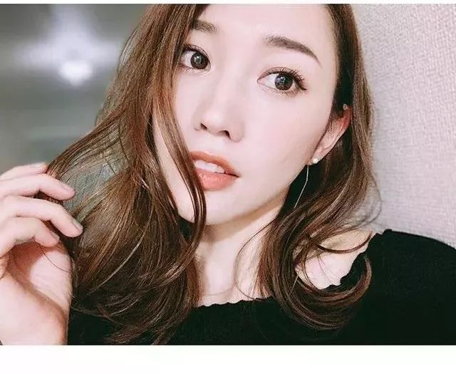 讲干货|软妹or御姐？一块腮红切换妆面风格，做春天最靓的小姐姐～