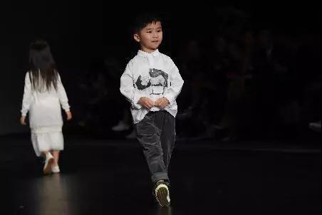 杭州7岁小朋友童模,杭州9岁男孩当童模5年