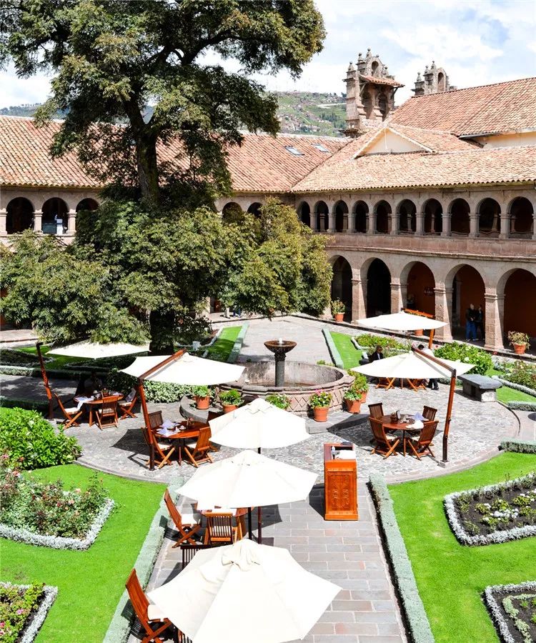 从此，LV不仅可以用来背，还可以用来睡…