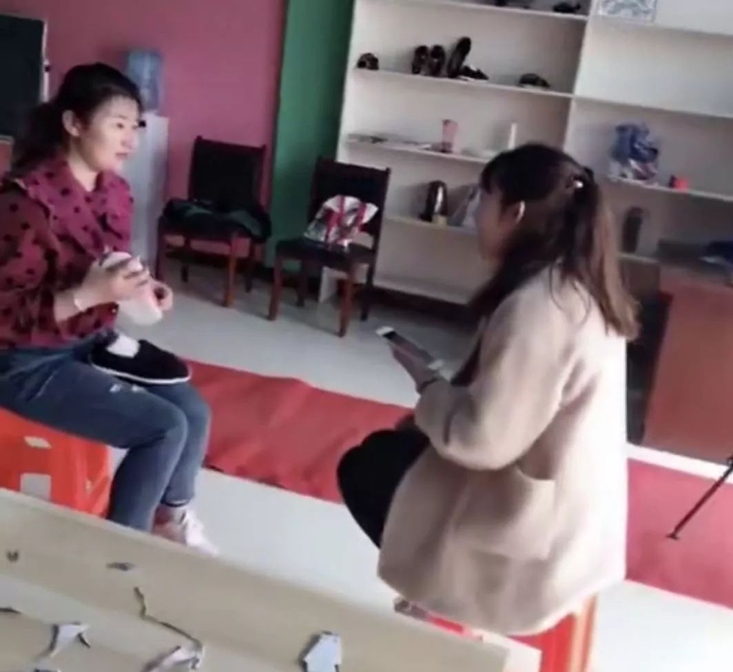 90后农村小妹一手抱娃一手创业,90后农村小姐姐带娃创业