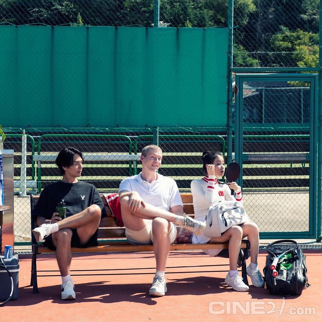 iu新闻,iu新闻发布会唱歌