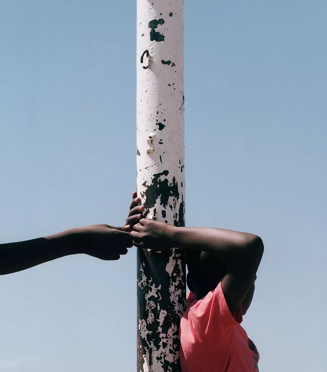 离开马普托之前，他将30件珍藏版球衣留给了非洲少年