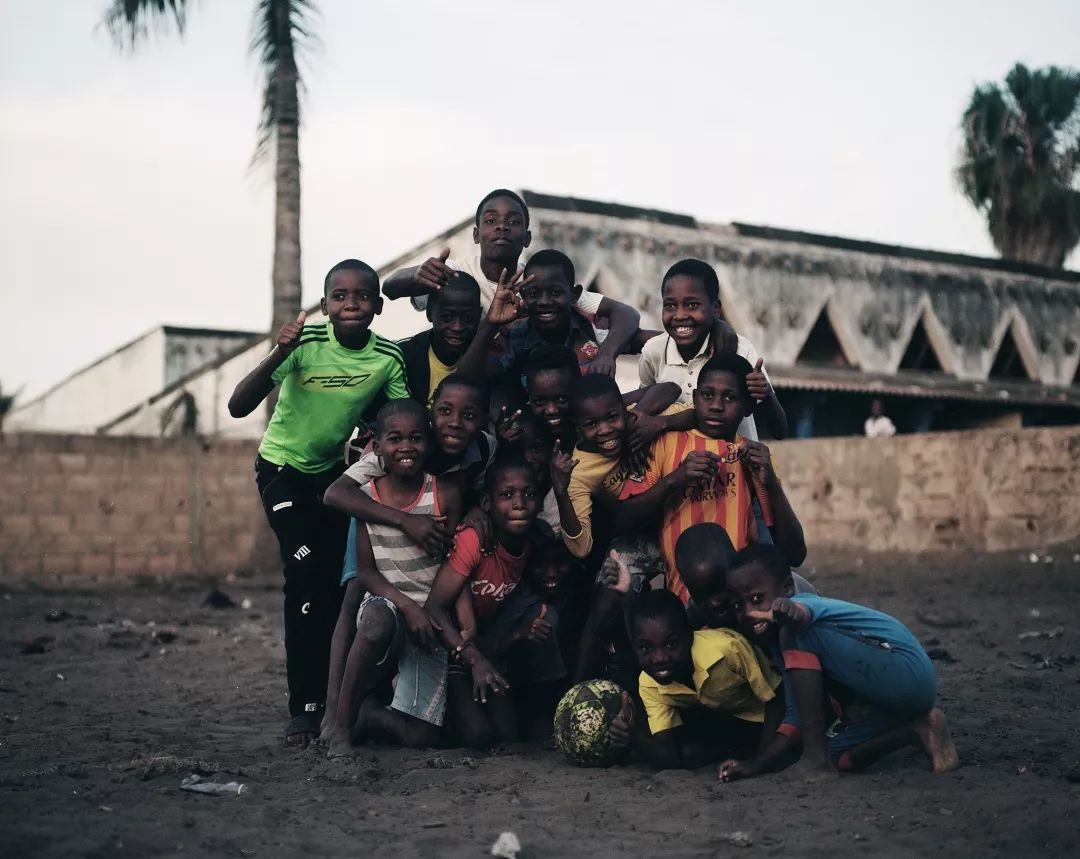 离开马普托之前，他将30件珍藏版球衣留给了非洲少年