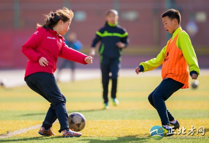 踢足球的女孩比赛,踢足球的快乐