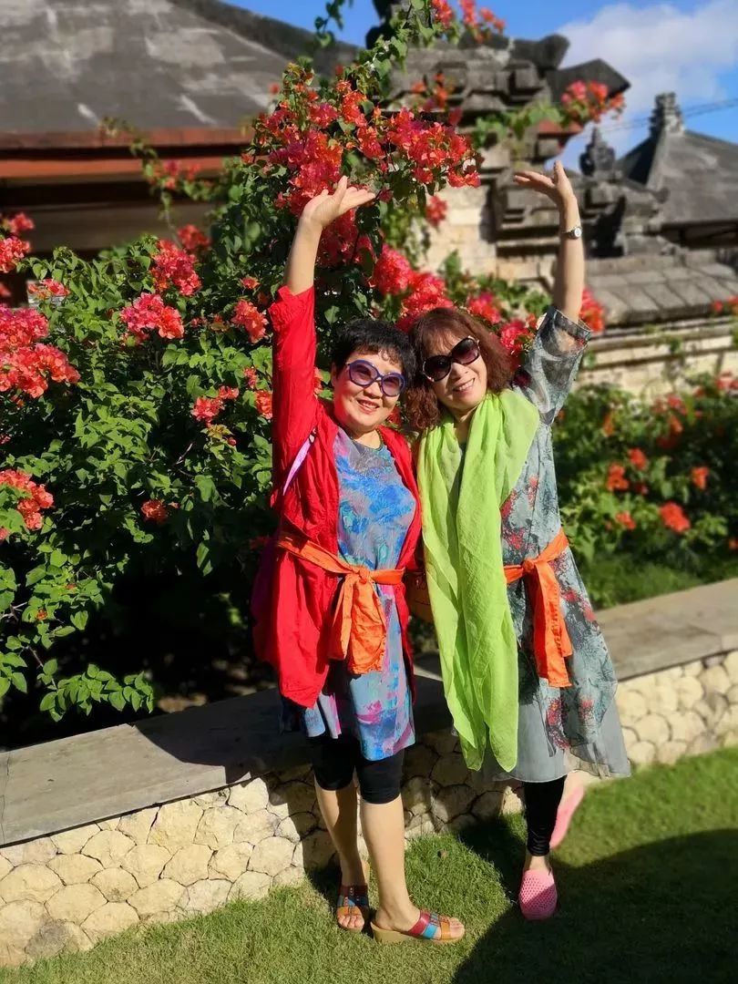 喜煞了！中国大妈外出旅游标准动作合辑！一招大雁南飞炫翻天！